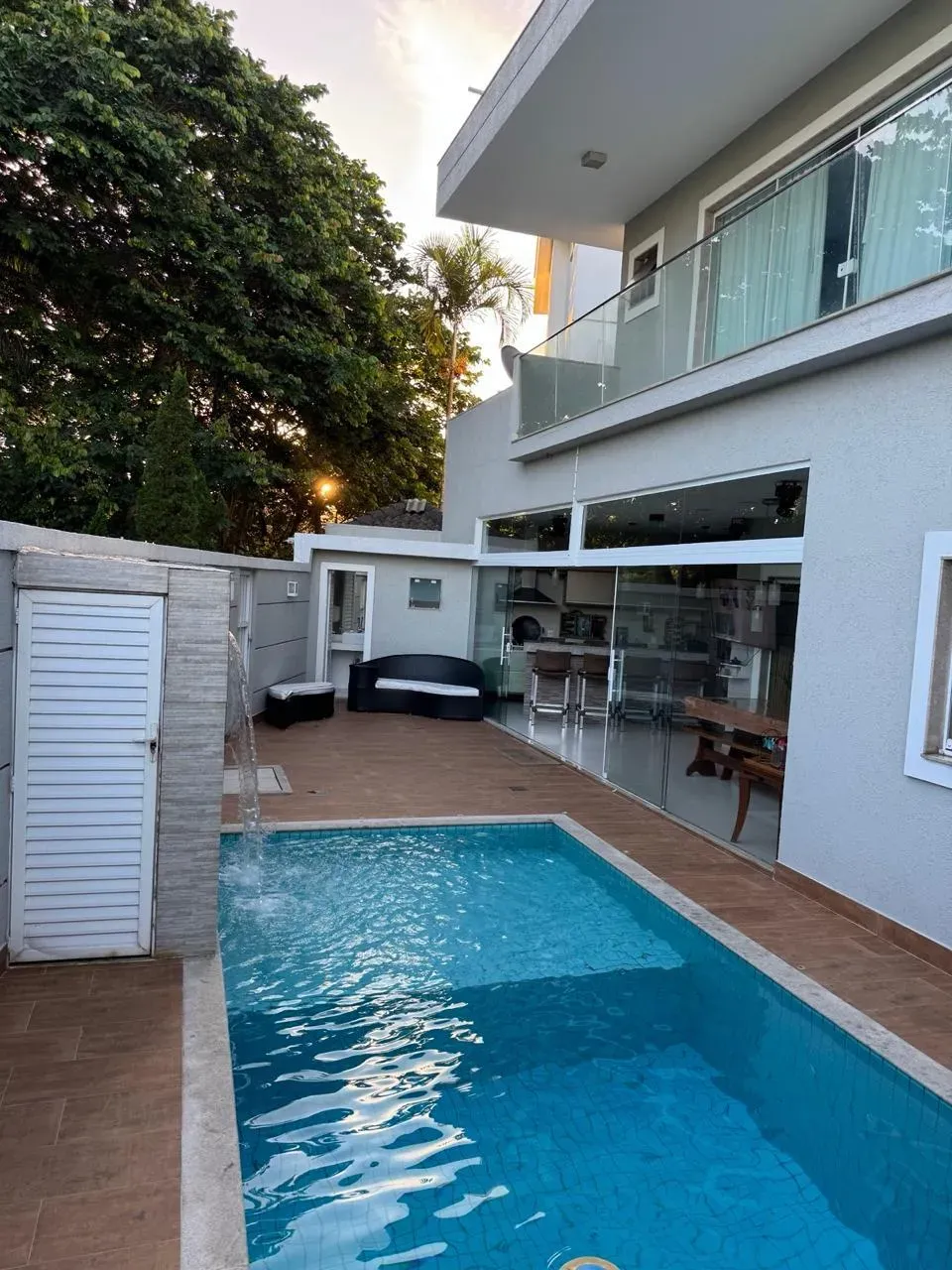 Furnished triplex home with 5 bedrooms and 5 bathrooms — photo 17