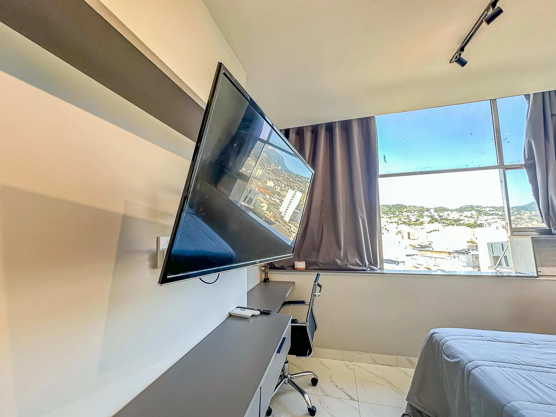 Furnished studio with 1 bedroom and 1 bathroom — photo 16