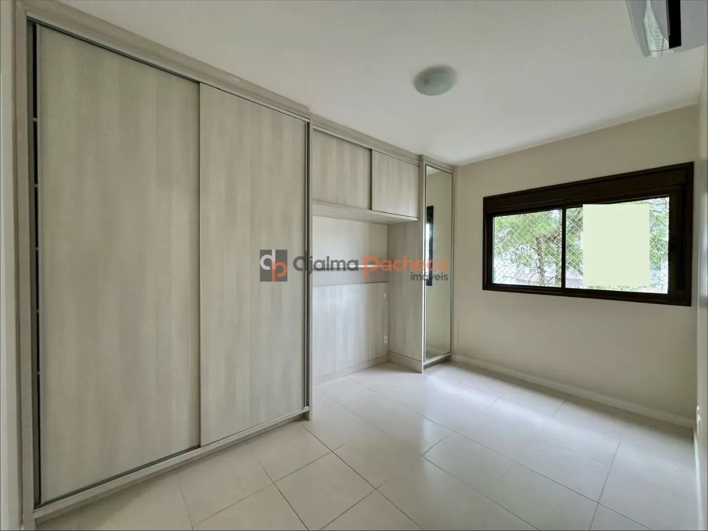 Balcony with a grill in a 2-bedroom apartment, 69 m² — photo 24