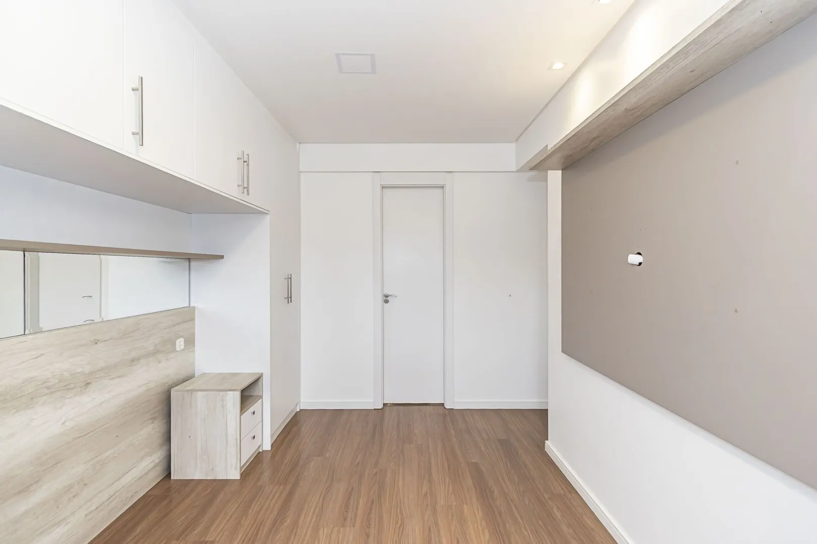 Balcony with a grill in a 2-bedroom apartment, 59 m² — photo 23