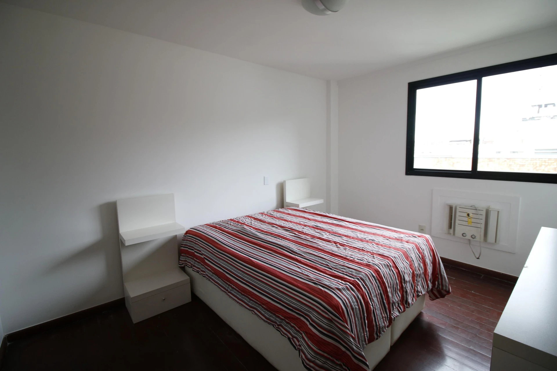 Balcony with a grill in a 4-bedroom apartment, 172 m² — photo 10