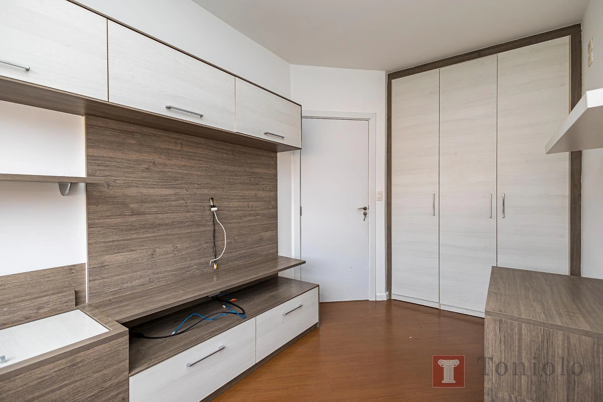 380 m² house with a bathtub and a walk-in closet — photo 3