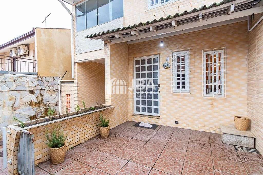 3-bedroom house with a private laundry and washing machine