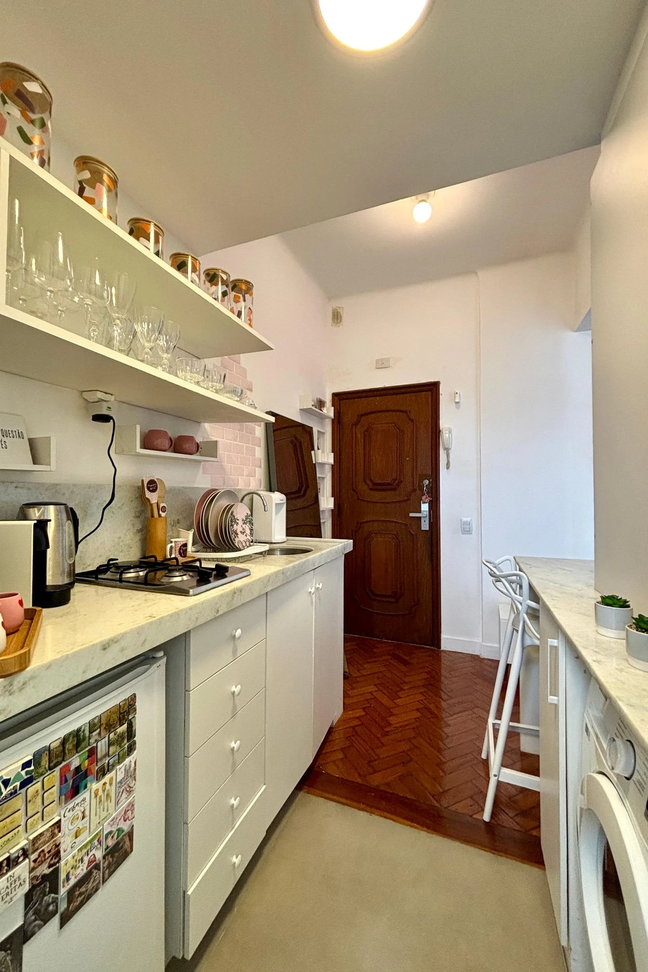Furnished 1-bedroom apartment with open-plan gas kitchen — photo 12