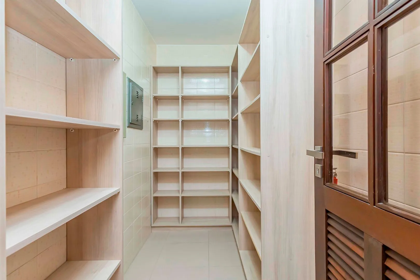Rental house with 4 bedrooms and 5 bathrooms across 550 m² — photo 37