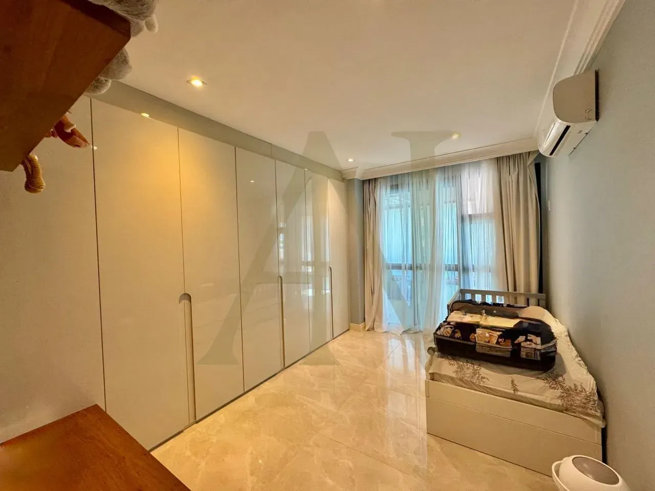 Furnished apartment with 4 bedrooms and 5 bathrooms — photo 16