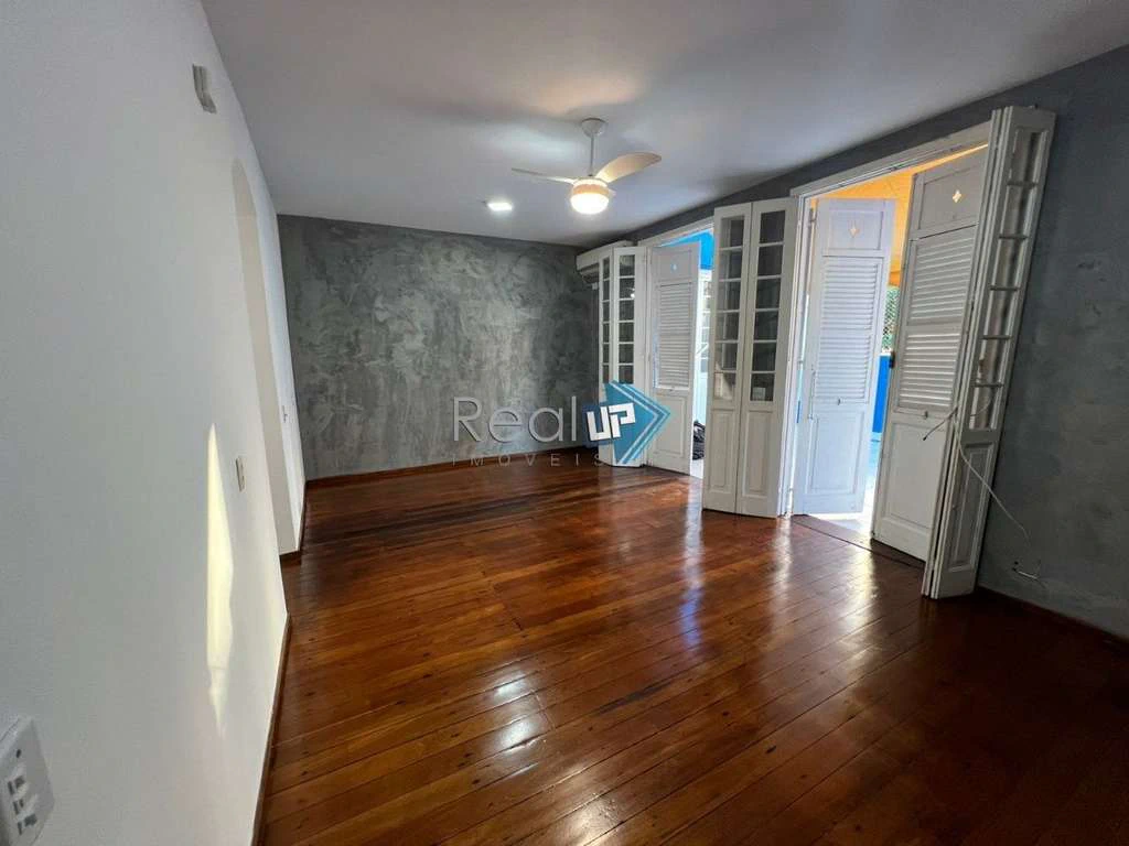 2-bedroom apartment with a glazed balcony — photo 13