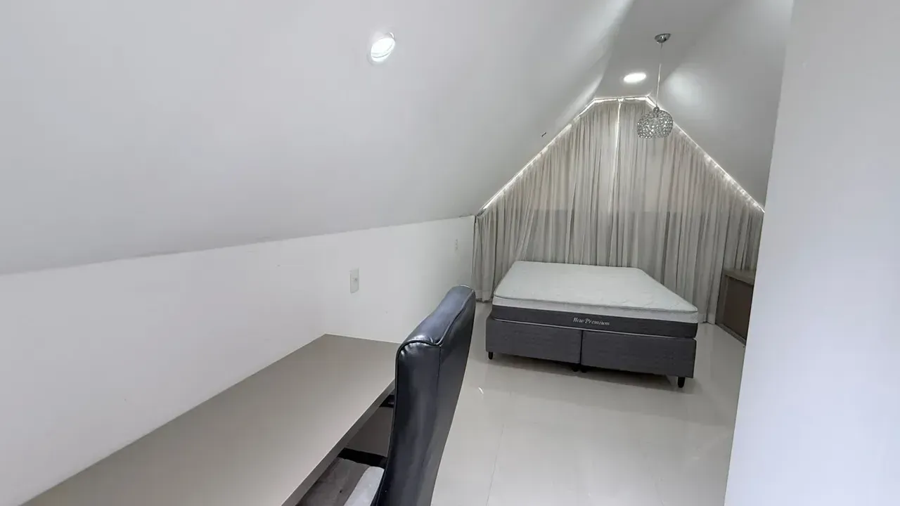 House with 6 bedrooms and an open kitchen with gas stove — photo 28