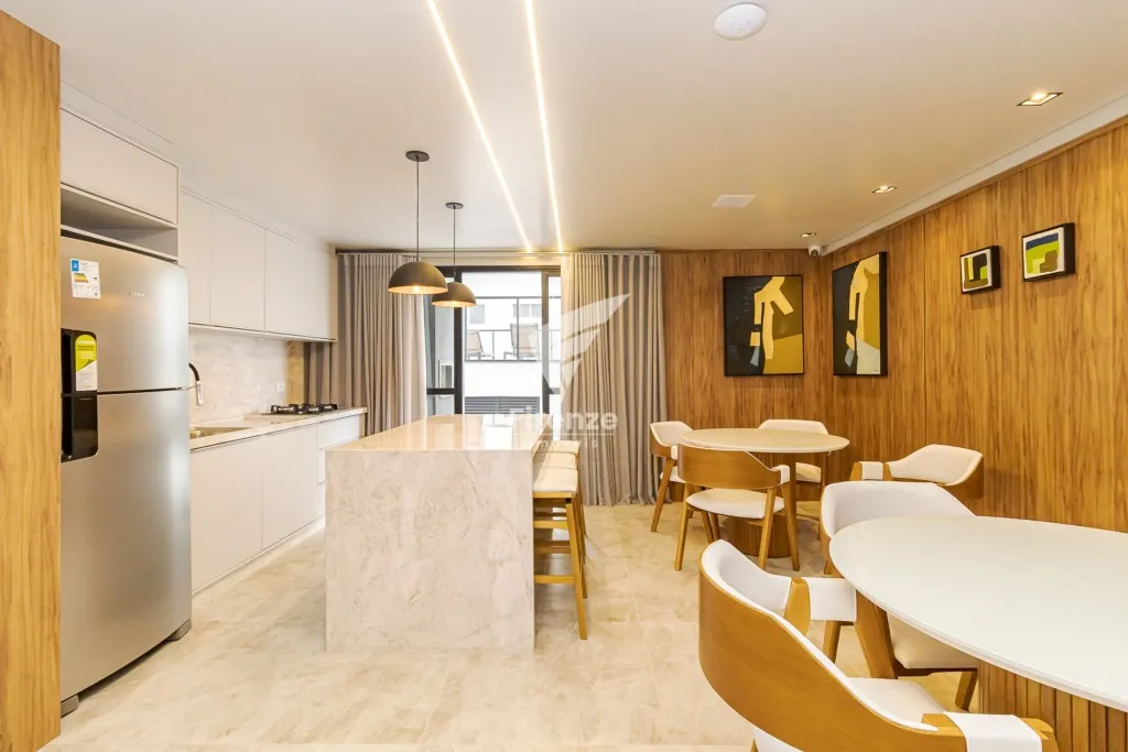 Apartamento mobiliado com cozinha integrada e varanda fechada — photo 45