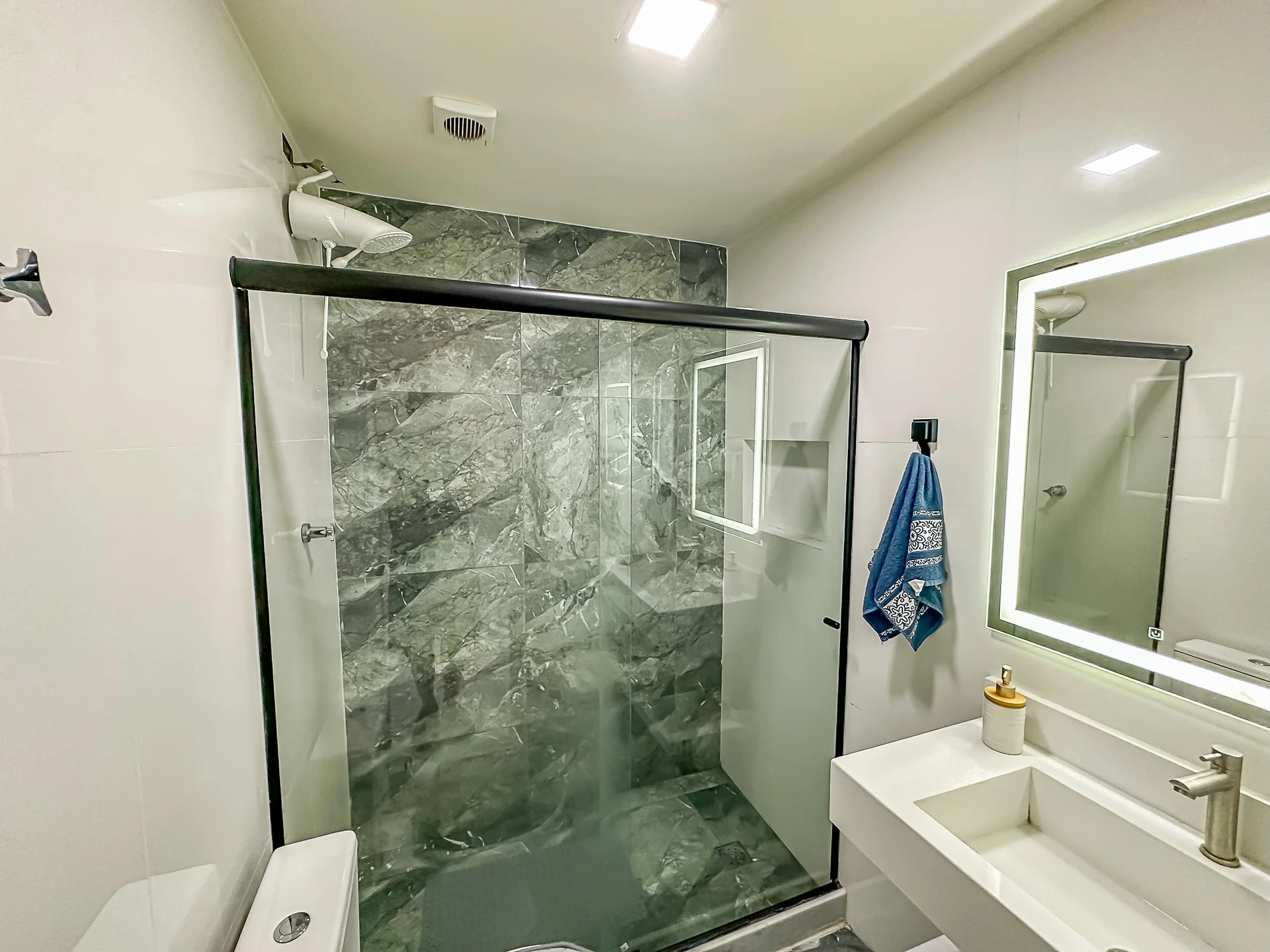Furnished studio with 1 bedroom and 1 bathroom — photo 20
