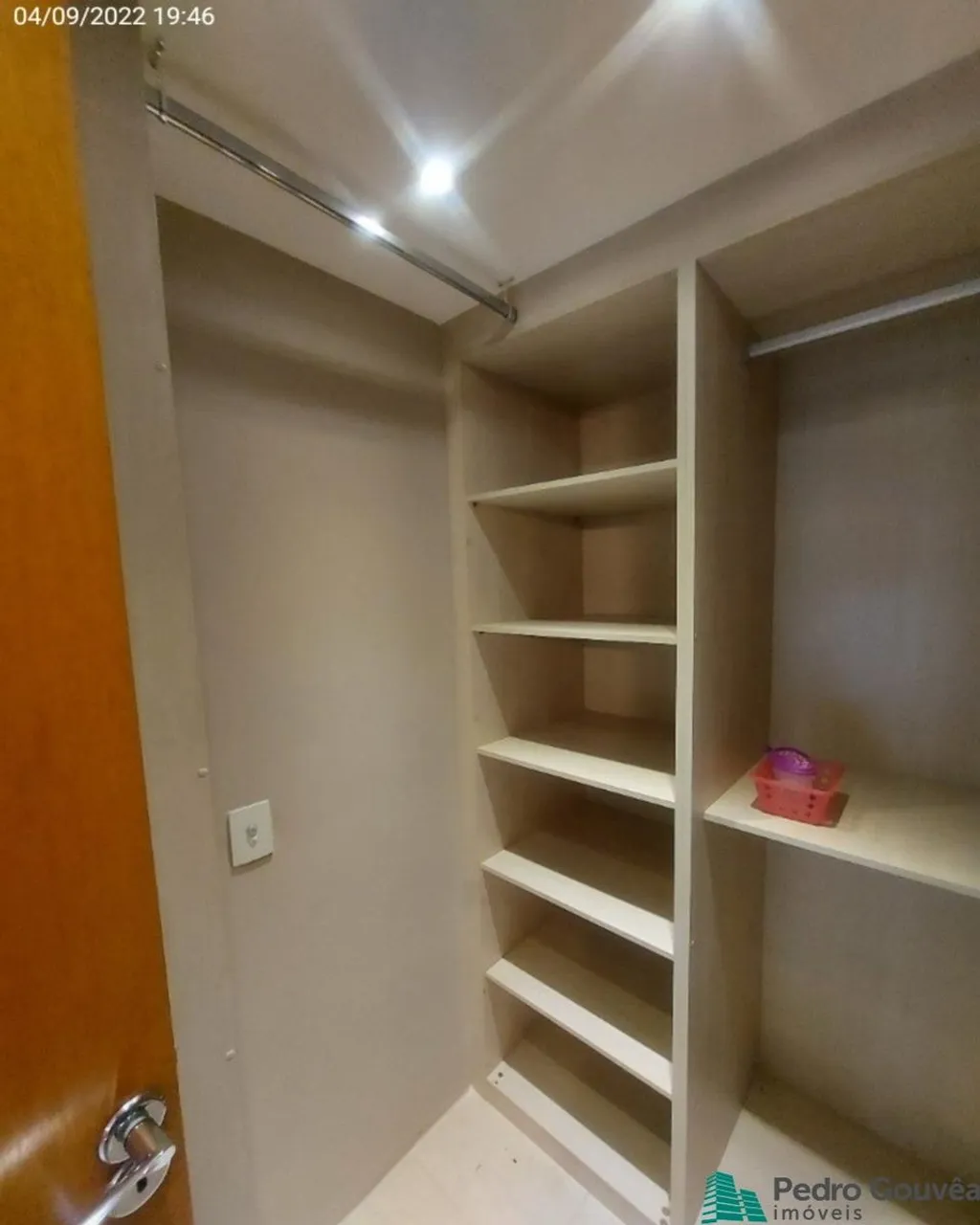 Apartamento residencial com cozinha fechada e coifa — photo 9
