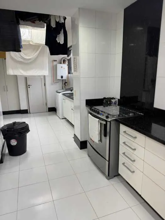 Apartamento de 484 m² com janelas do piso ao teto e banheira — photo 18