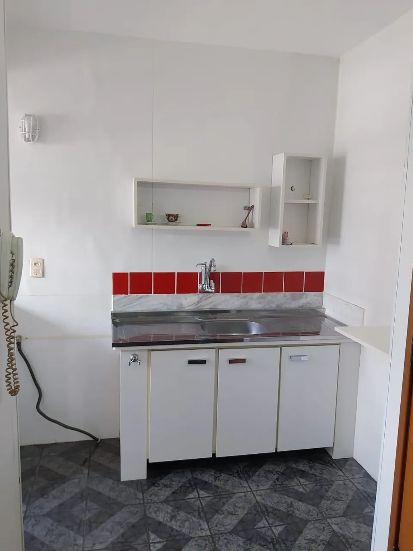 One-bedroom apartment with wood or laminate floors — photo 17