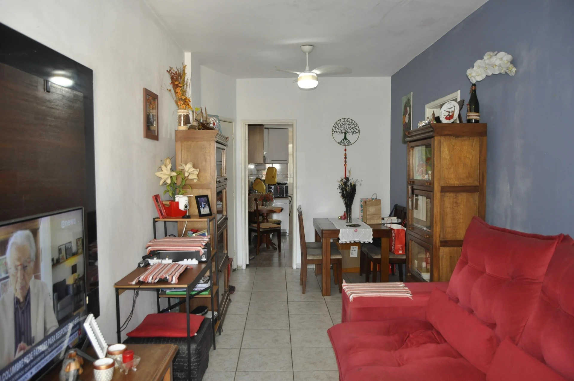 Apartamento mobiliado com 2 quartos e varanda privativa