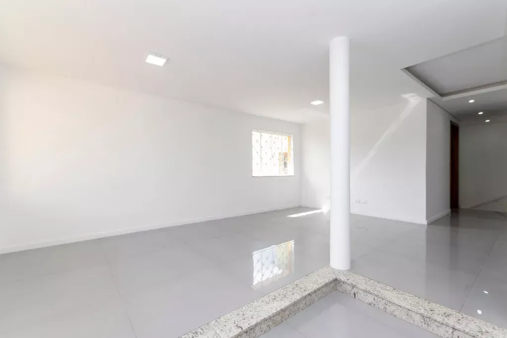 Будинок з 4 спальнями та 261 м² і балконом — photo 2