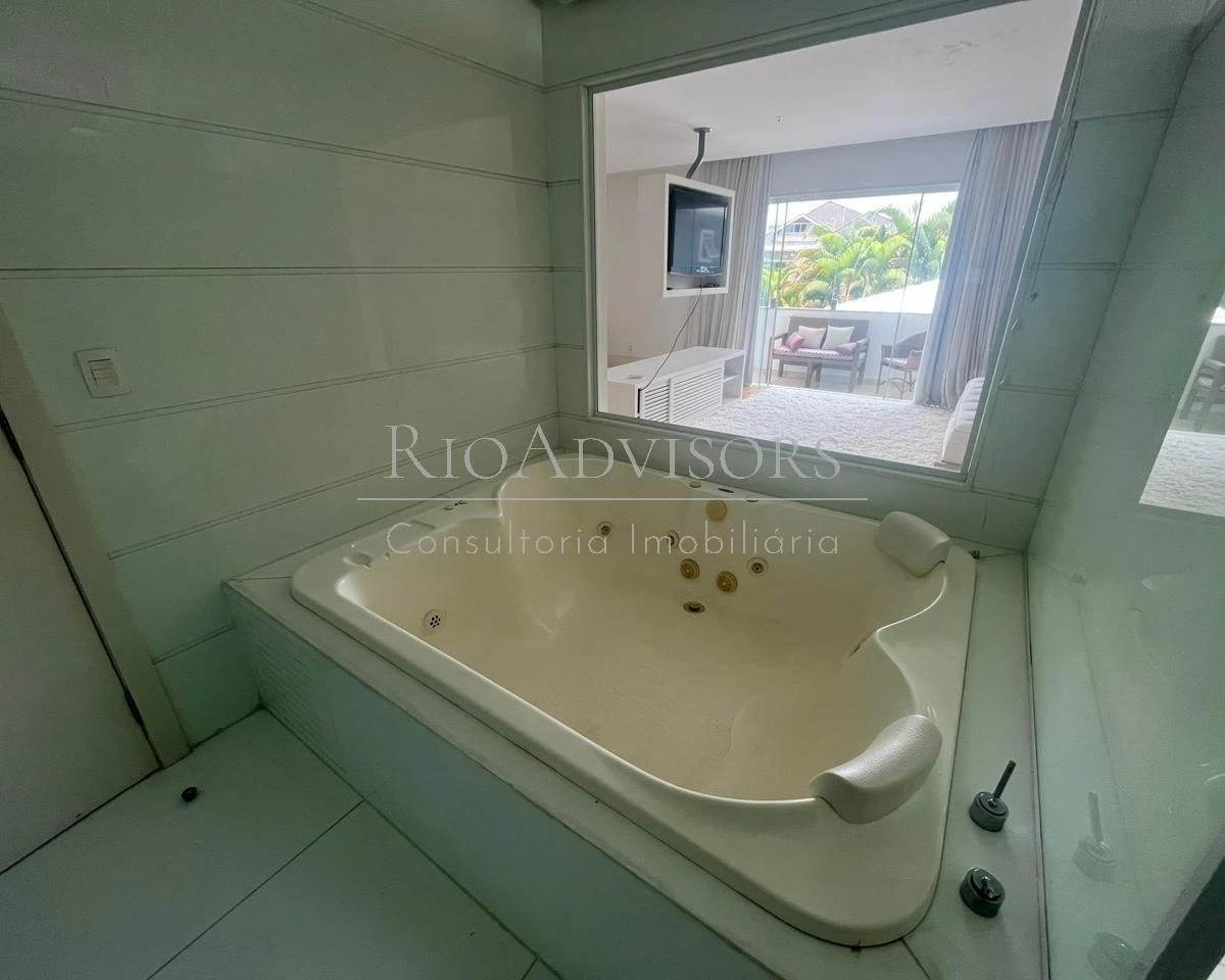 House 890 m² with 6 en-suite bedrooms and gas kitchen — photo 23