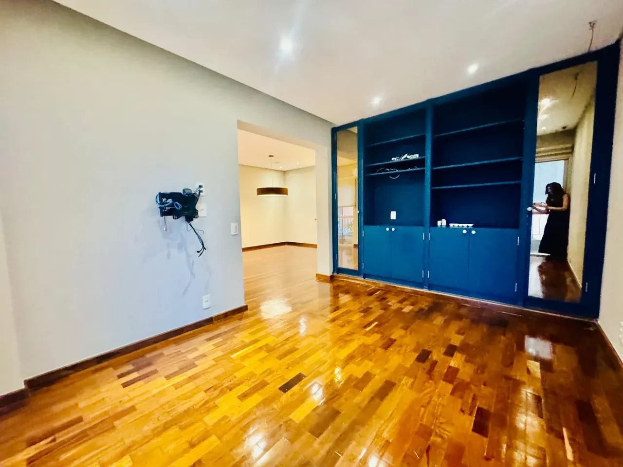 4-bedroom apartment with wood or laminate floors — photo 45