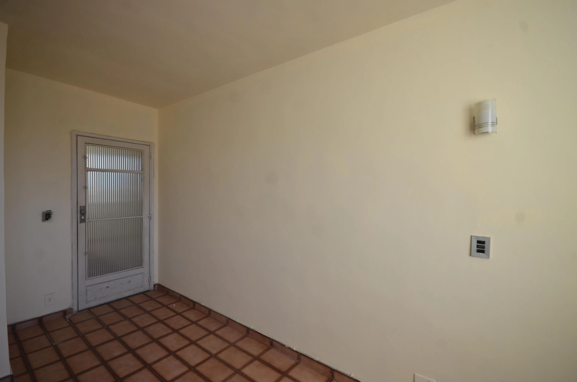 Unfurnished 2-bedroom apartment with a private garden — photo 36