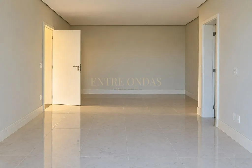 718 m² house with a water view and floor-to-ceiling windows — photo 13
