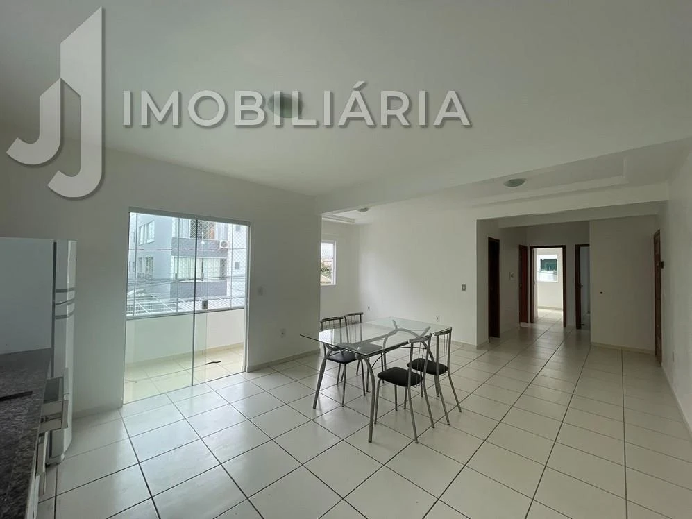 Glass-enclosed balcony in a 3-bedroom apartment, 90 m²