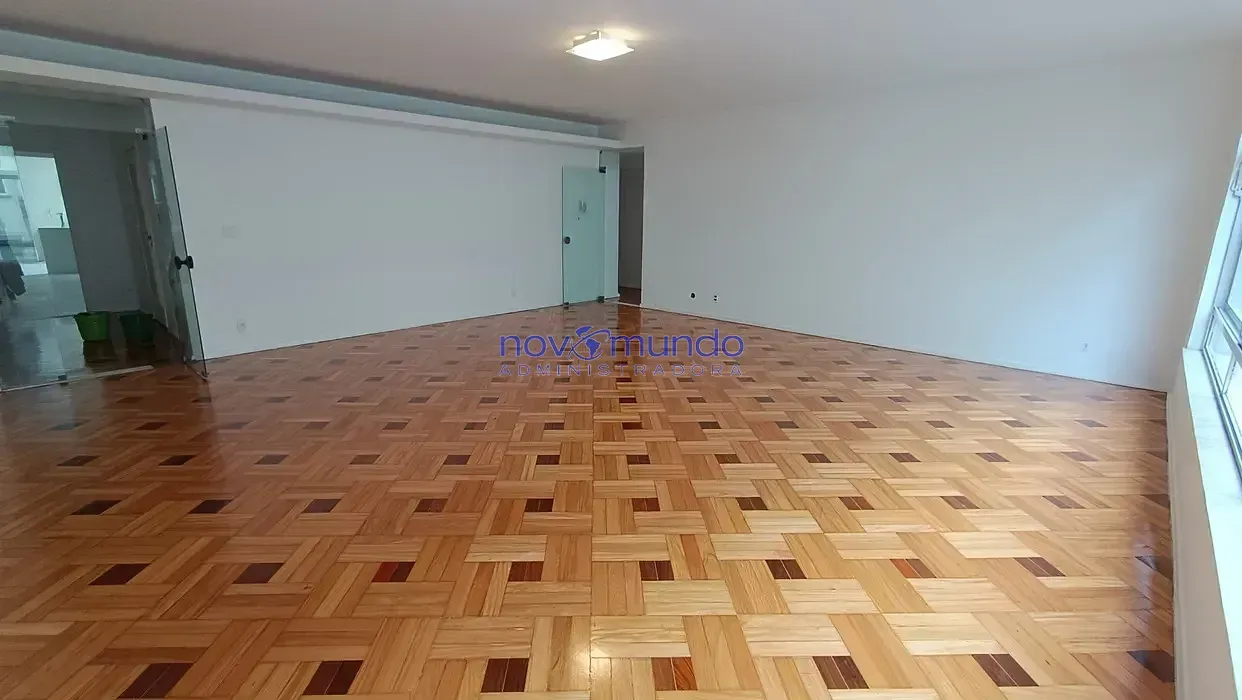Wood or laminate floors in a 3-bedroom apartment, 198 m² — photo 8