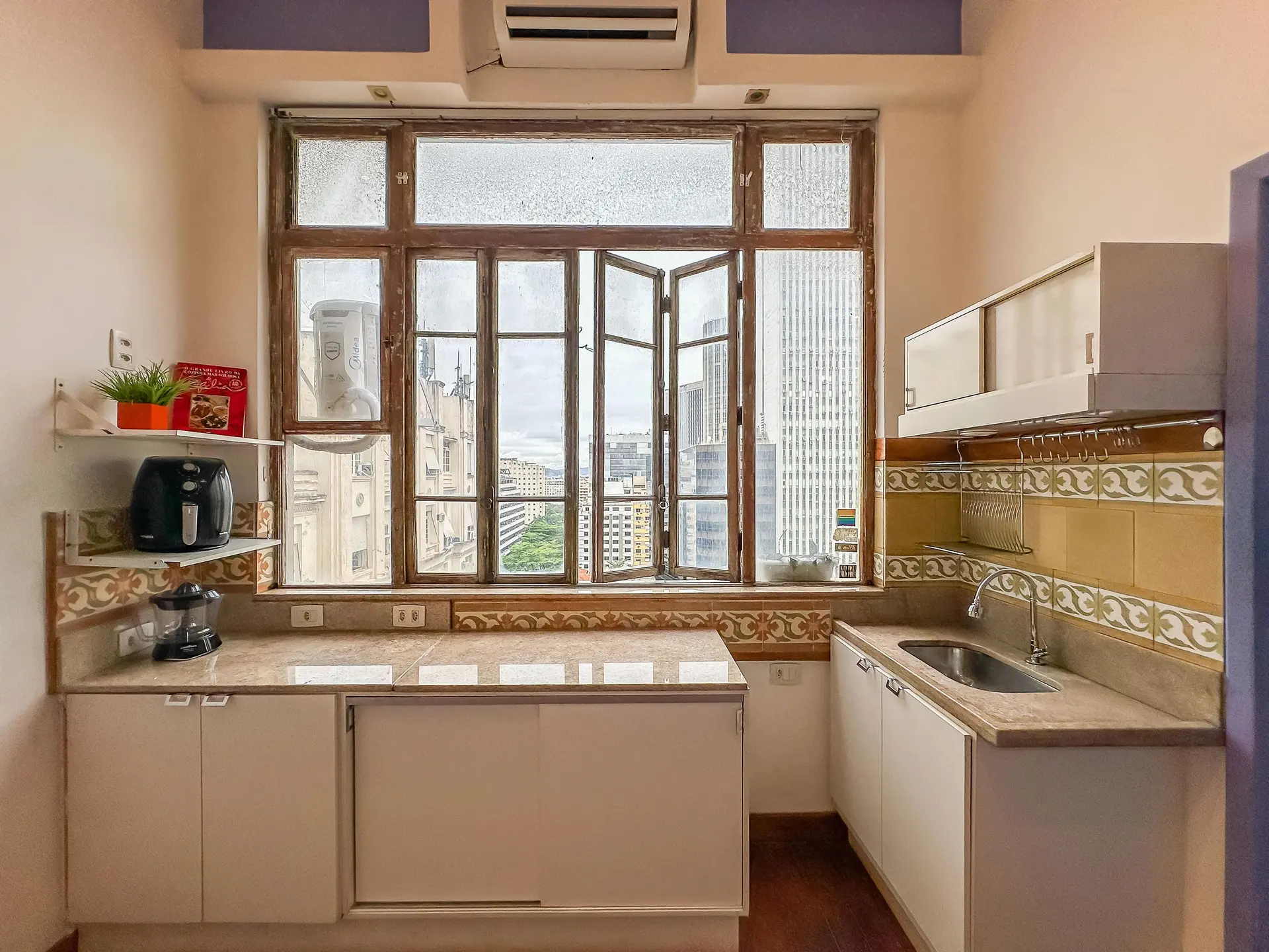 Furnished studio, 30 m², with floor-to-ceiling windows — photo 6