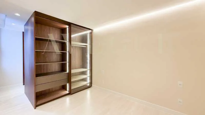 Floor-to-ceiling windows in a 3-bedroom apartment, 170 m² — photo 4