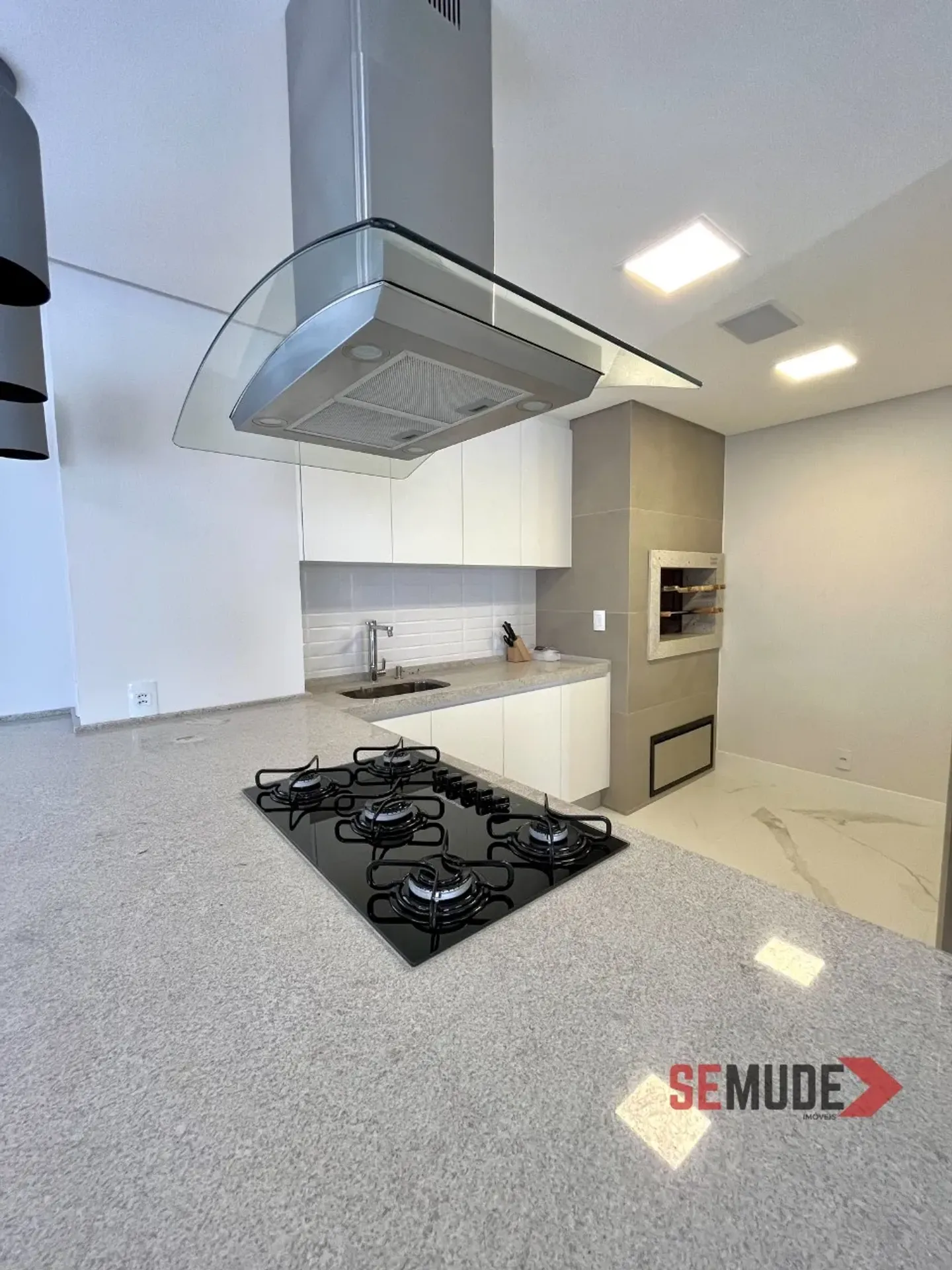 Furnished 1-bedroom apartment with a balcony grill — photo 17
