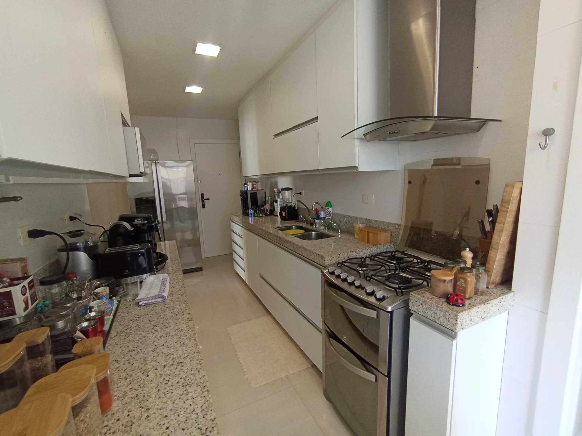 Furnished 3-bedroom apartment with enclosed balcony — photo 37