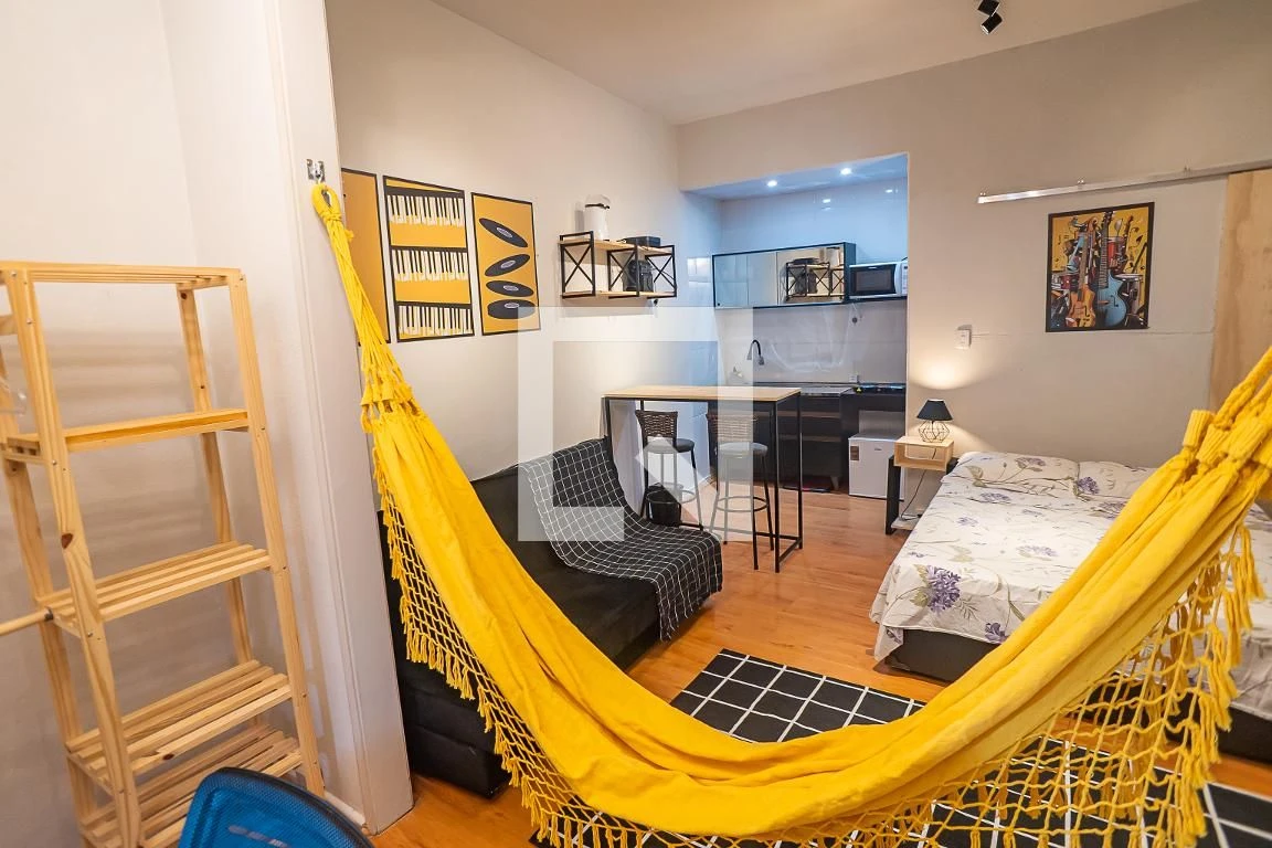 Furnished studio with 1 bedroom and 1 bathroom, no parking