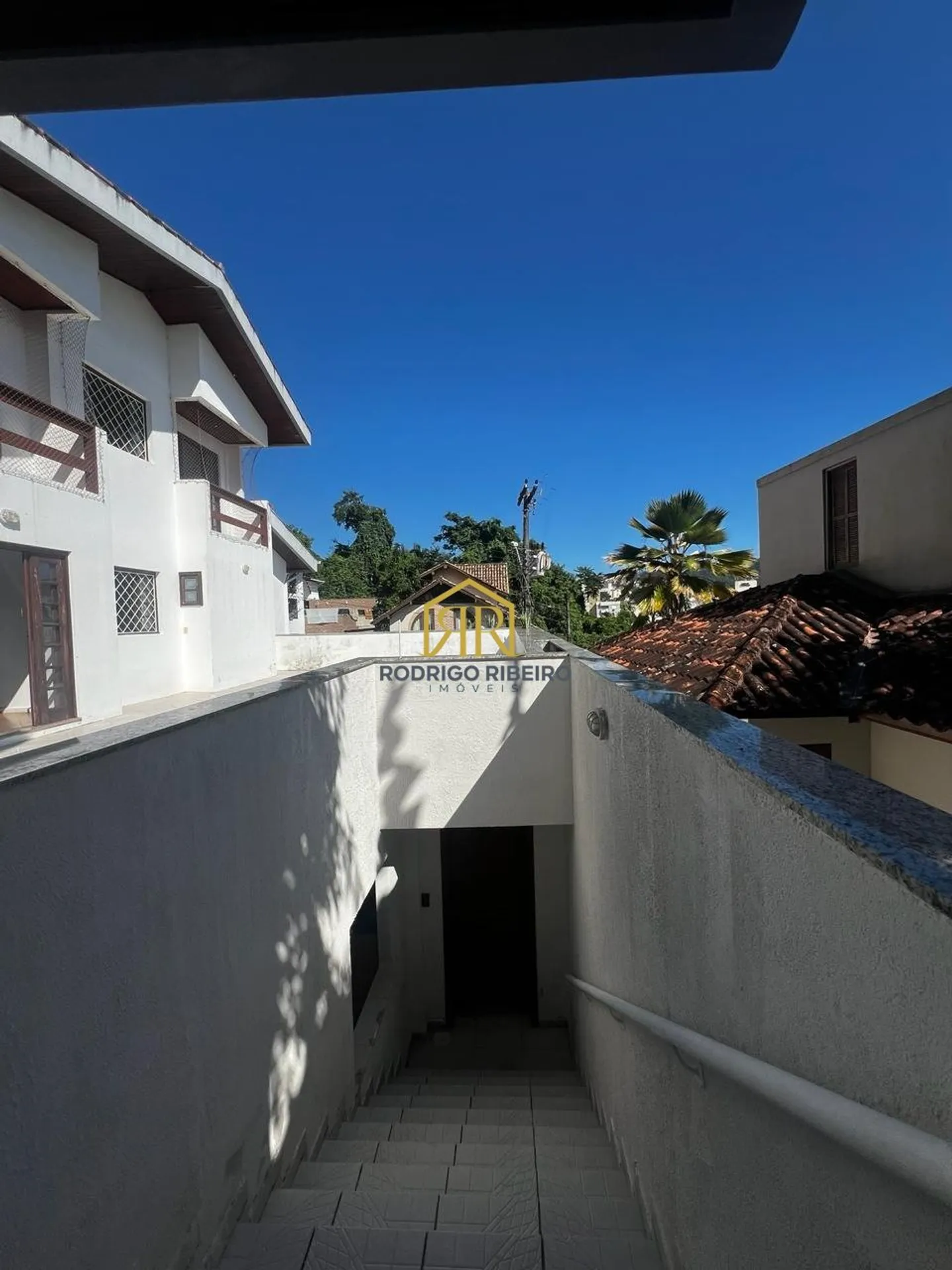 House with 7 bedrooms and 405 m² in a gated community — photo 27