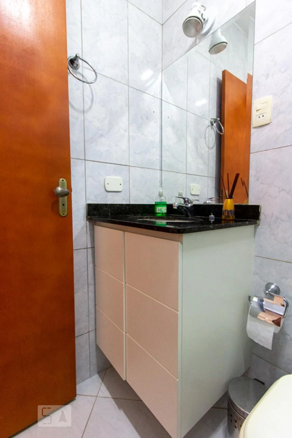 Furnished 1-bedroom apartment with a laundry area — photo 26