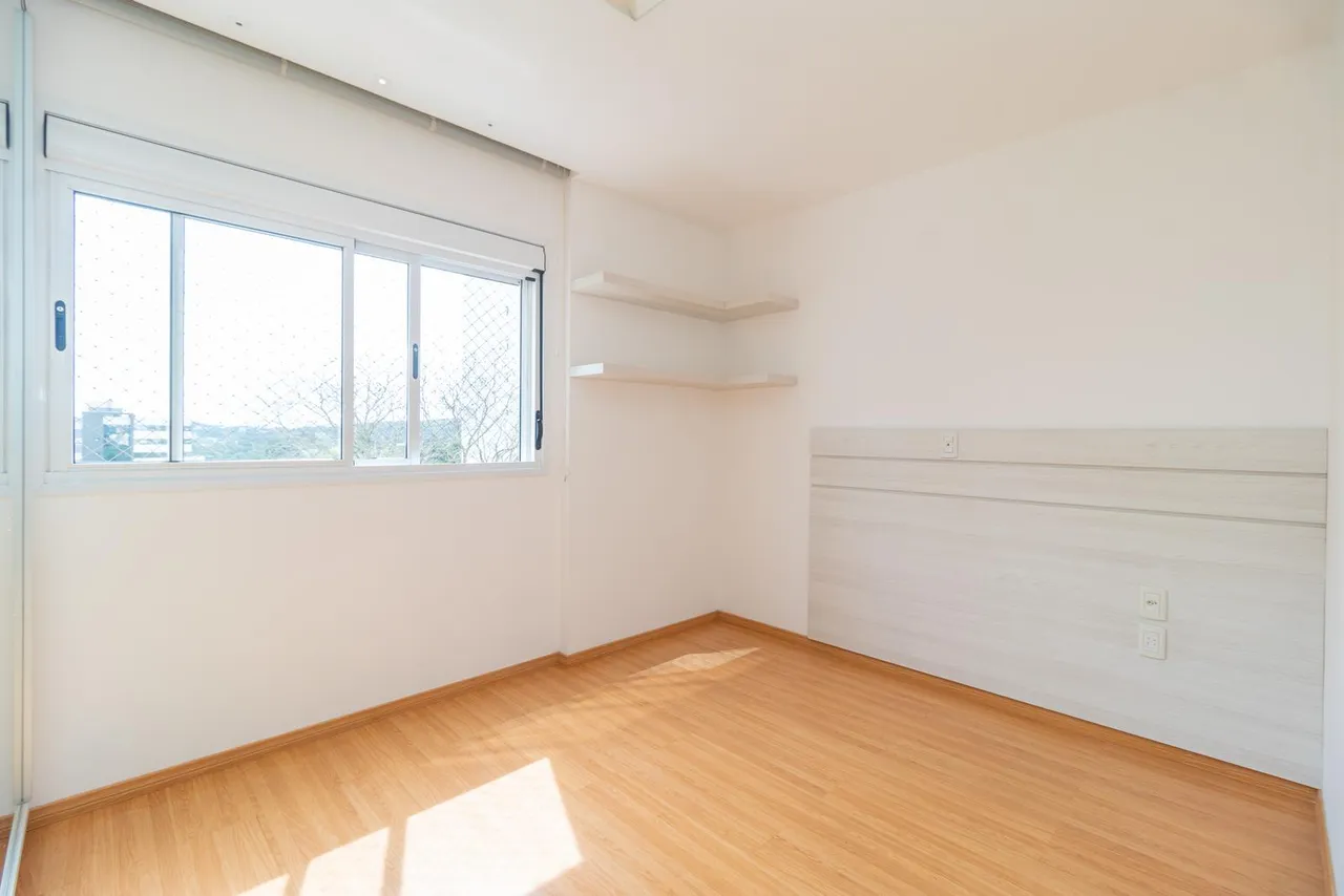 Unfurnished 3-bedroom apartment with glass balcony — photo 16
