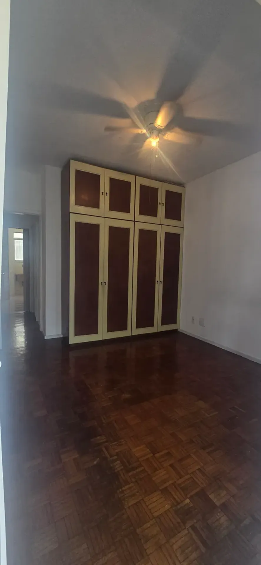 Wood or laminate floors in a one-bedroom apartment, 55 m² — photo 3