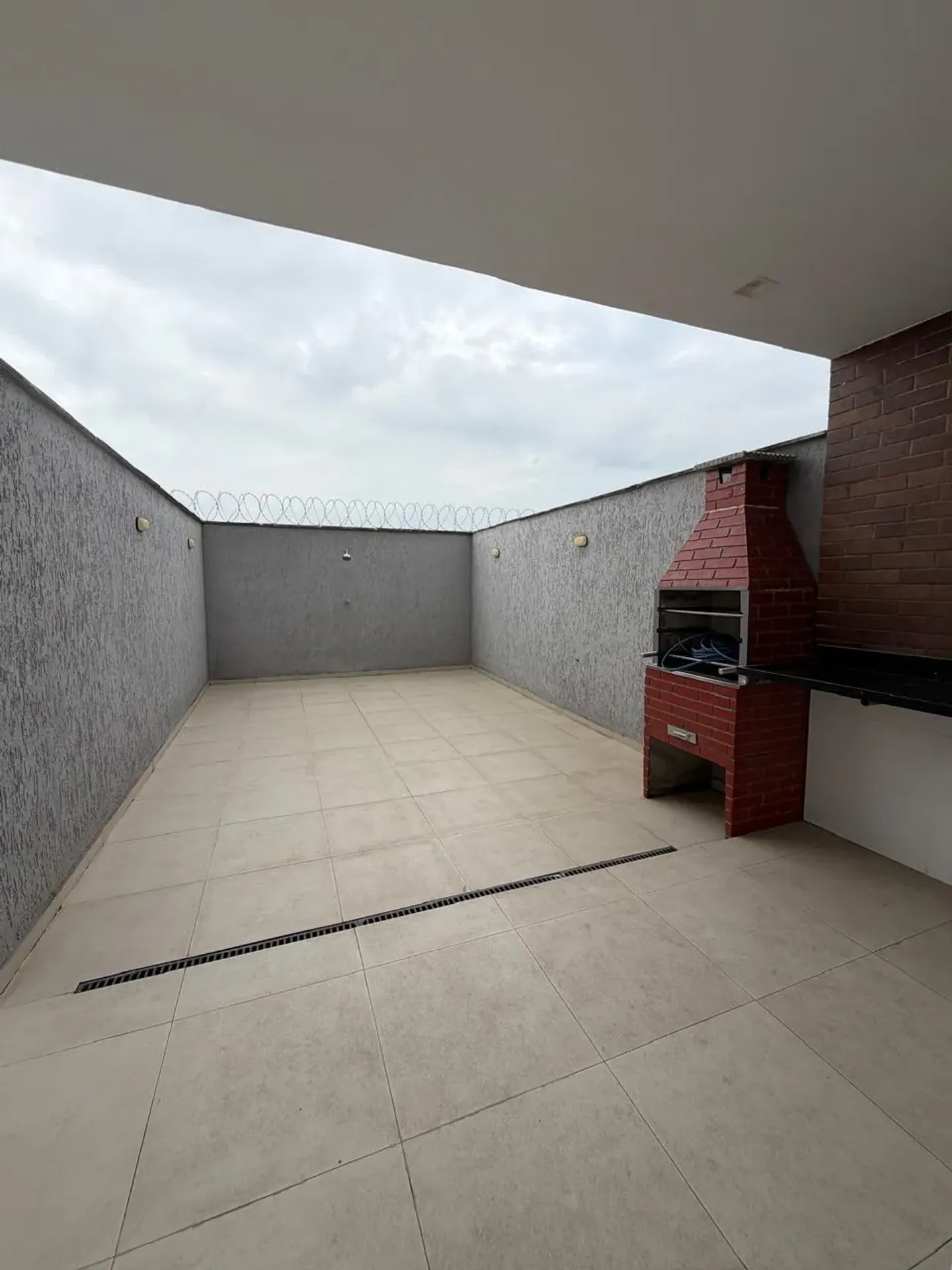 3-bedroom house with a grill on the balcony