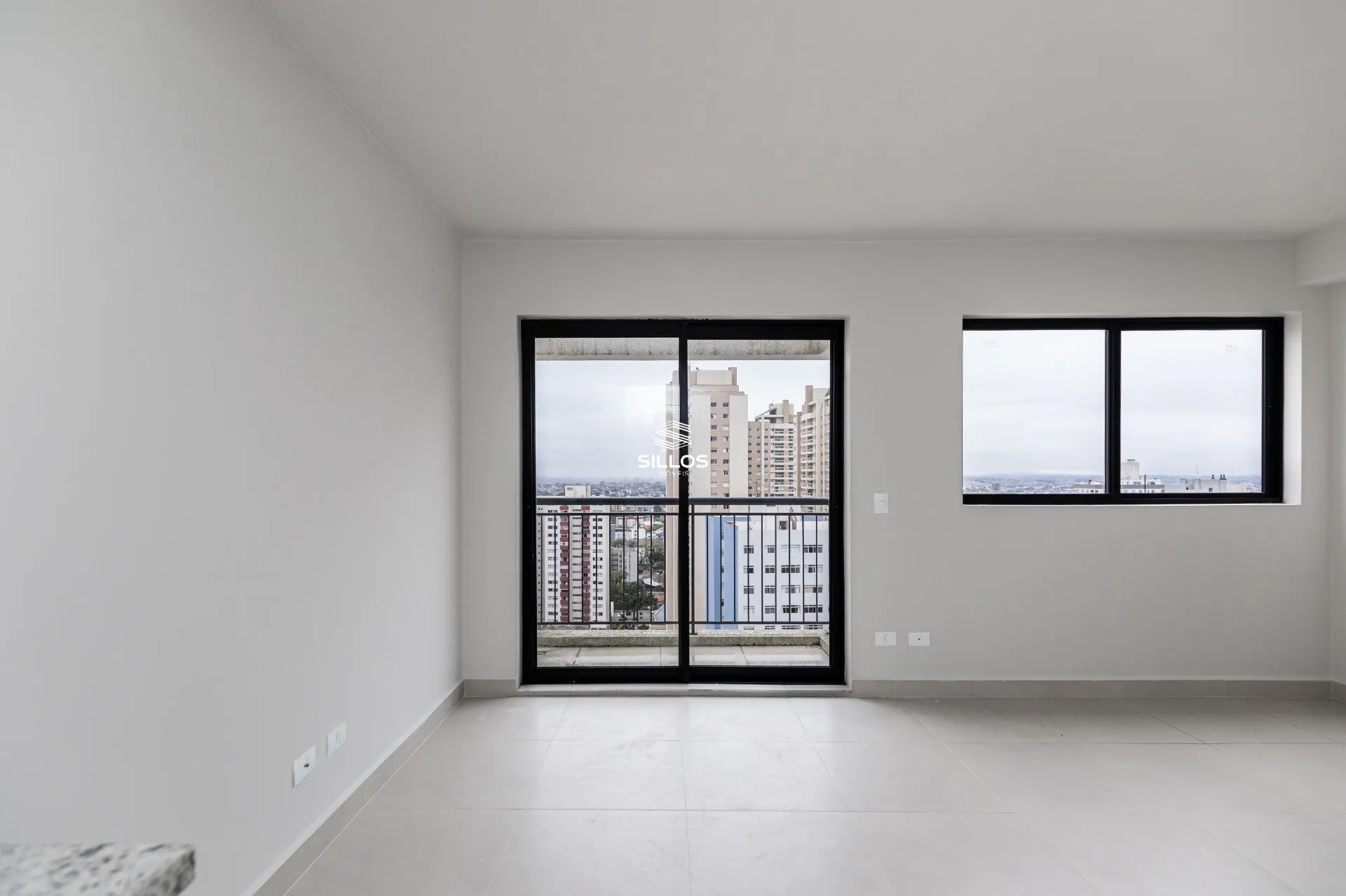 Balcony with a grill in a one-bedroom apartment, 49 m²