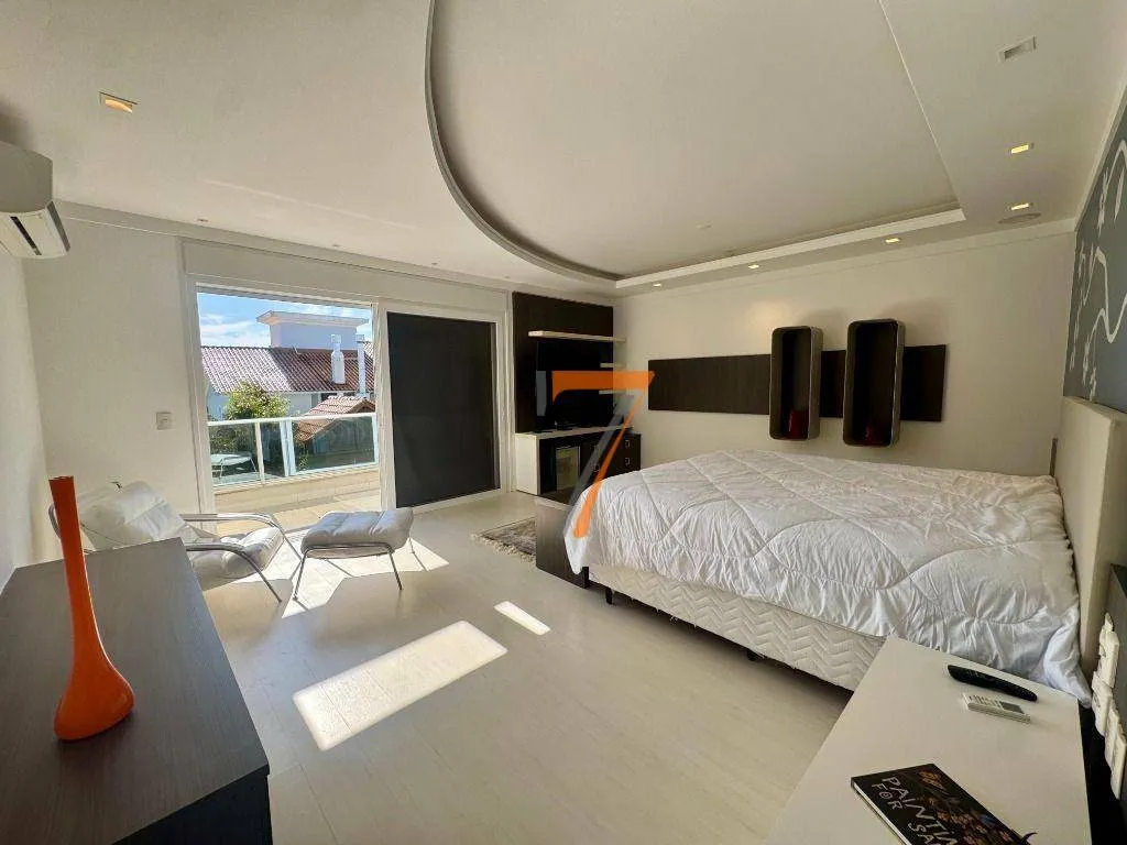 Furnished house with 8 bedrooms and 11 bathrooms — photo 14