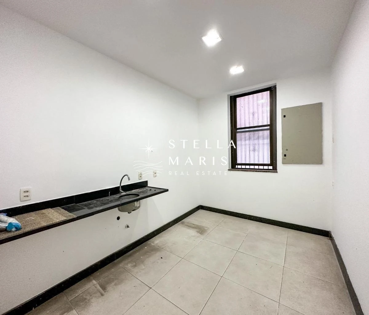 Glass-enclosed balcony in a 5-bedroom house, 402 m² — photo 2