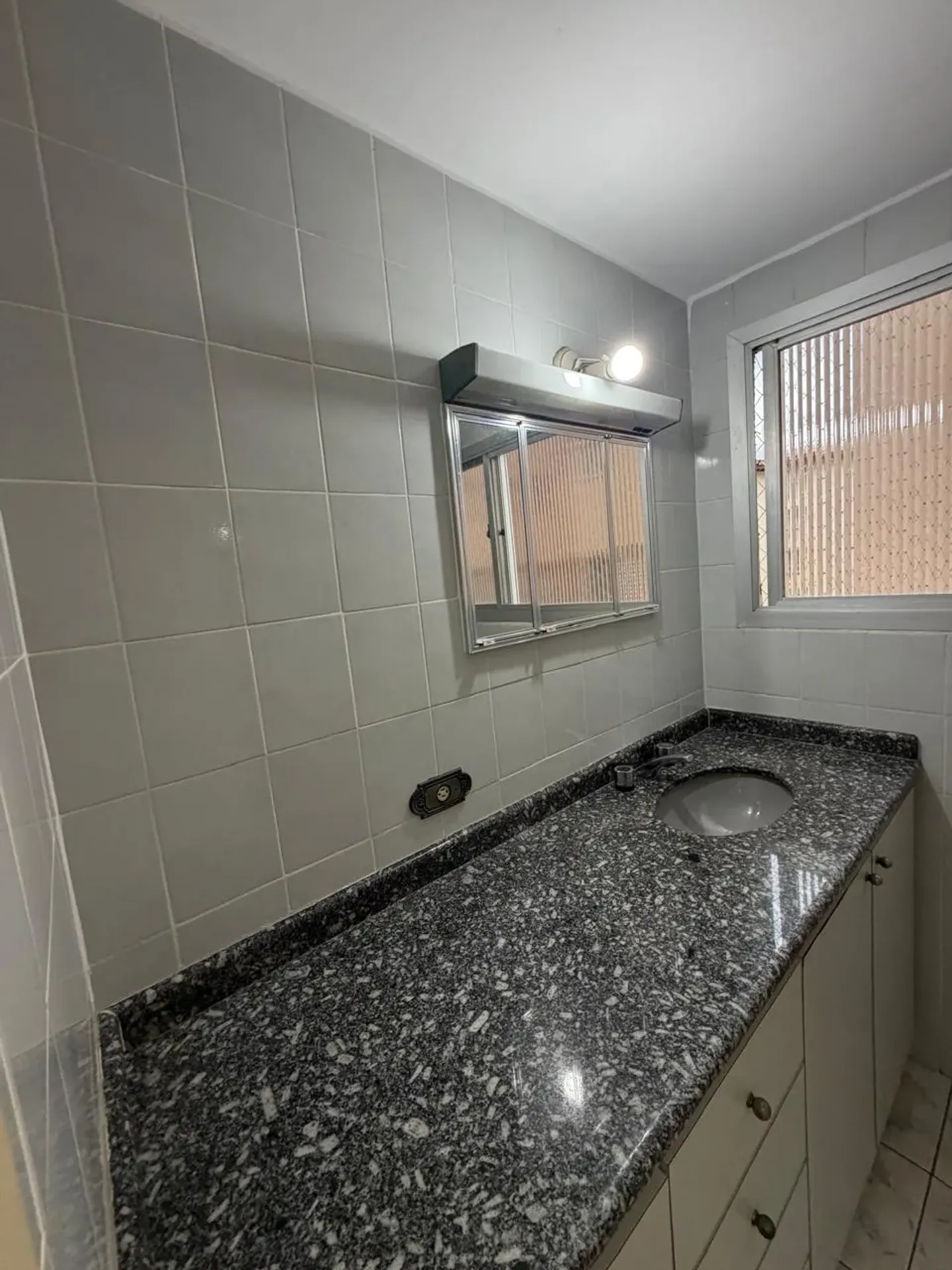 3-bedroom apartment with wood or laminate floors in Curitiba — photo 14