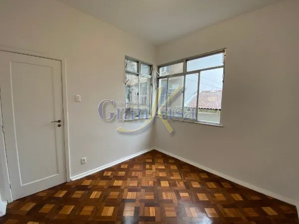 Wood or laminate floors in a 2-bedroom apartment, 63 m² — photo 4