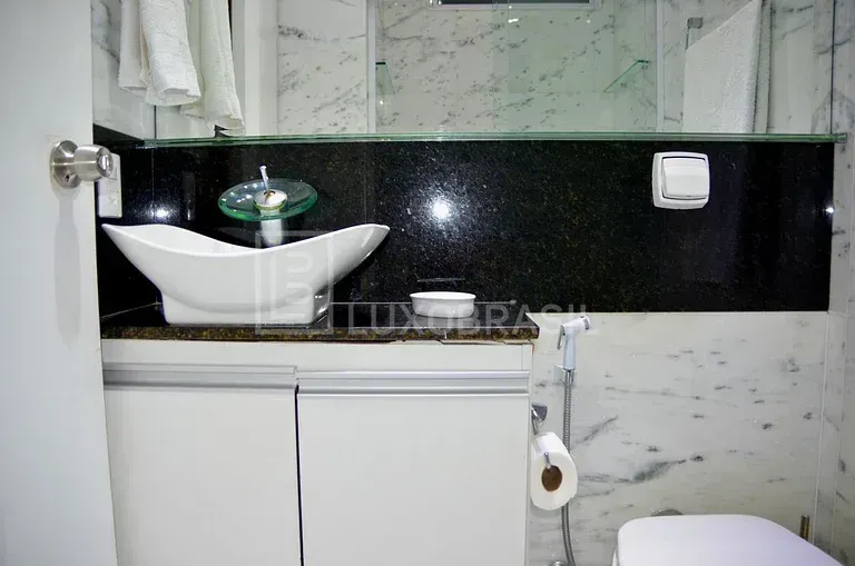 Furnished 3-bedroom apartment with enclosed glass balcony — photo 26