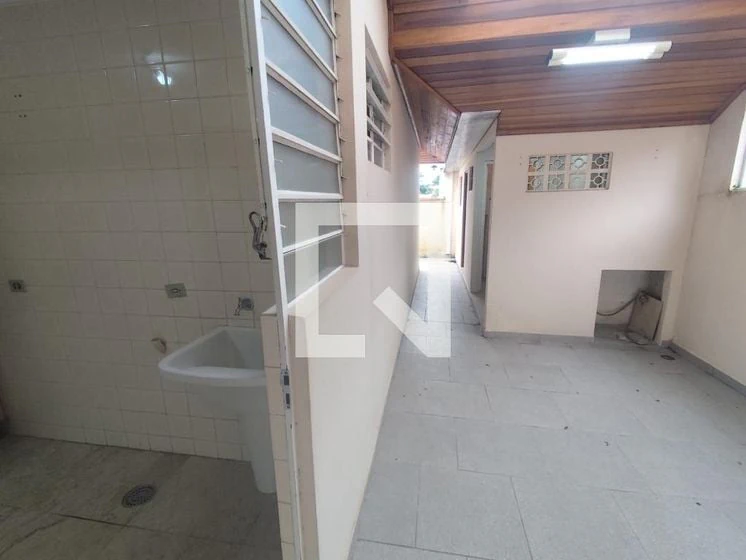 Casa con piso de madera o laminado en Curitiba — photo 21