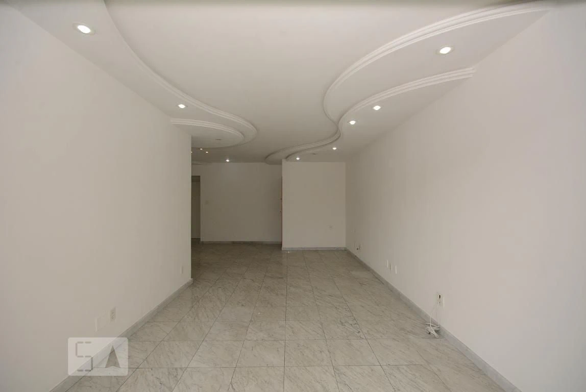 4-bedroom apartment in a building with a pool — photo 12