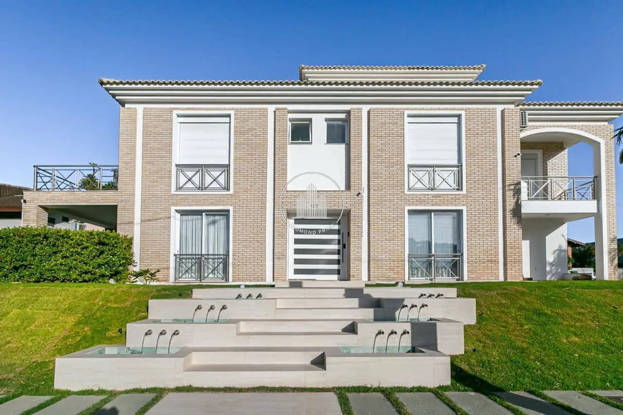 House with 5 bedrooms and 5 bathrooms plus 4 parking