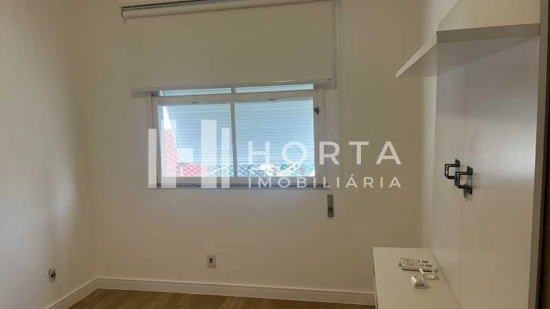 Wood or laminate floors in a 3-bedroom apartment, 127 m² — photo 3