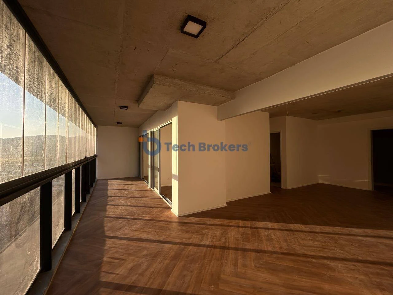 2-bedroom apartment with a glass-enclosed balcony — photo 4