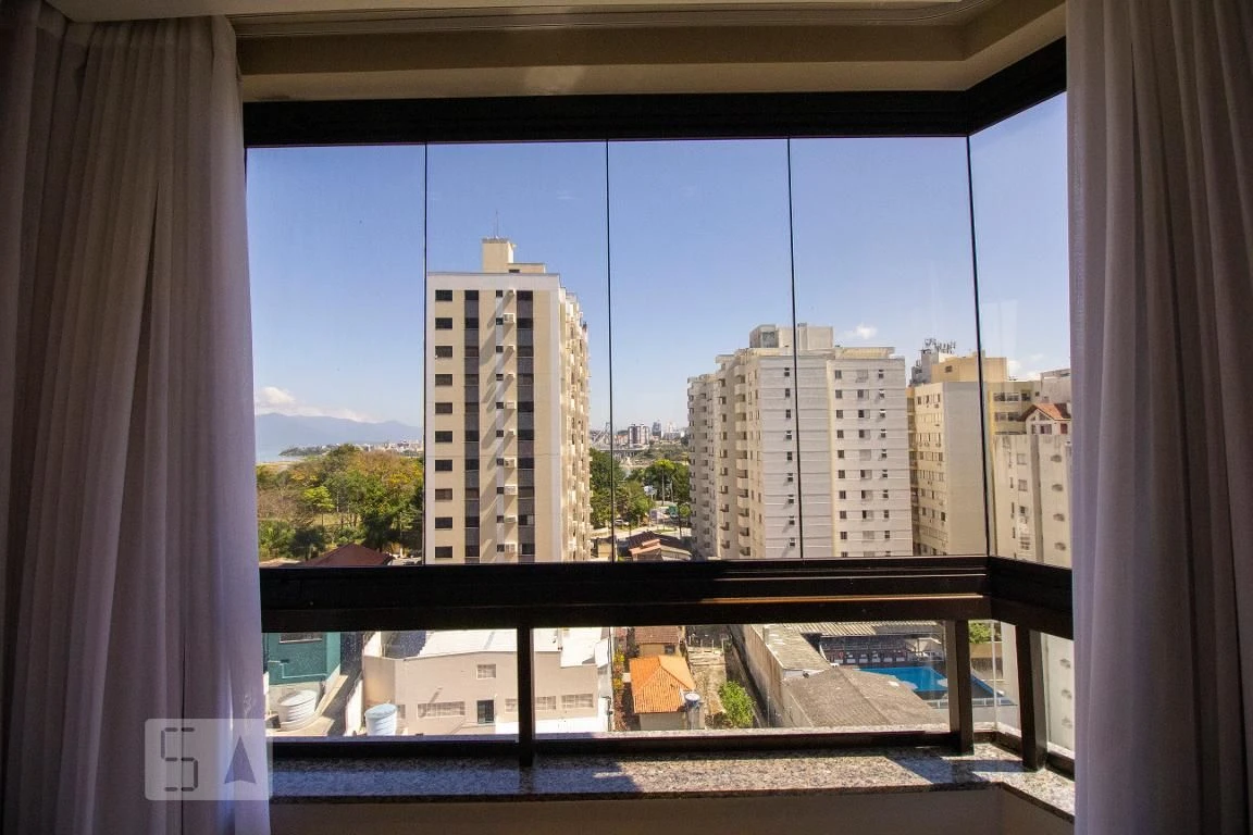 Apartamento de 4 quartos com janelas do piso ao teto, Centro — photo 48