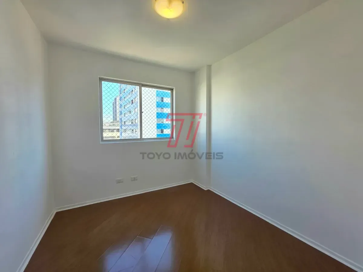 Apartamento de 3 quartos com piso de madeira na sala — photo 14
