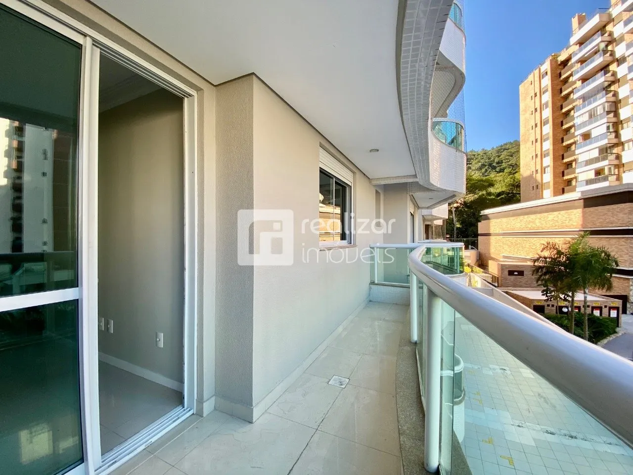 4-bedroom apartment in a building with a pool — photo 31