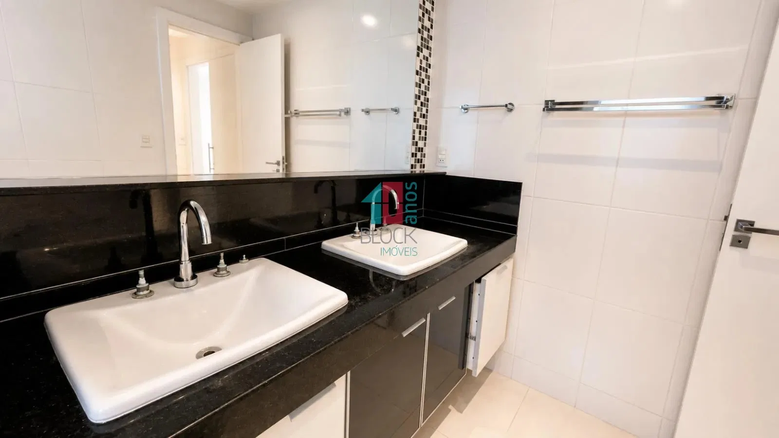 Casa triplex com 4 quartos e 3 suítes e cozinha fechada — photo 22